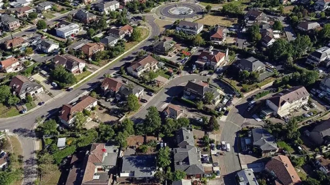 découvrez comment déclarer un bien immobilier en indivision, les étapes à suivre, les obligations légales et les conseils pratiques pour faciliter la gestion et la déclaration de votre patrimoine partagé.