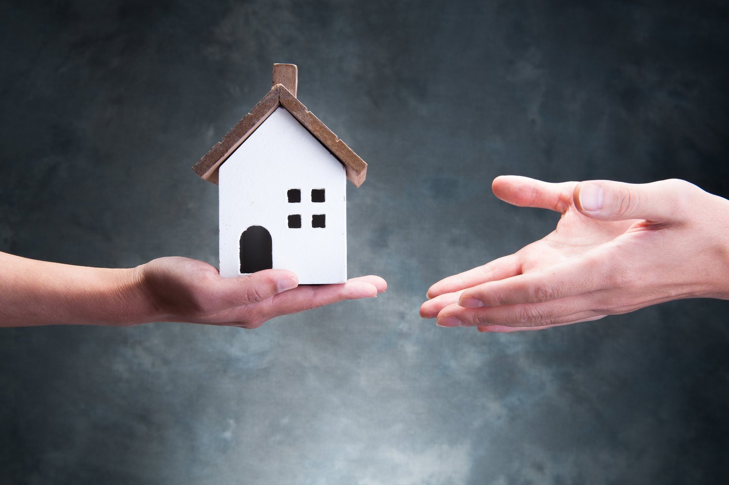 découvrez tout ce qu’il faut savoir sur la donation immobilière : démarches, avantages fiscaux, conditions, et conseils pour transmettre votre bien en toute sérénité.