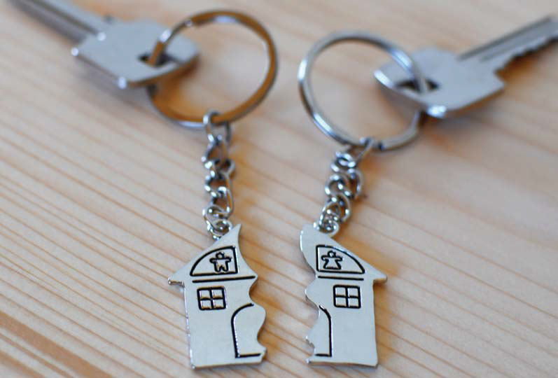 découvrez les précautions essentielles à prendre en compte lors de l'achat immobilier en couple pour sécuriser votre investissement et éviter les conflits.